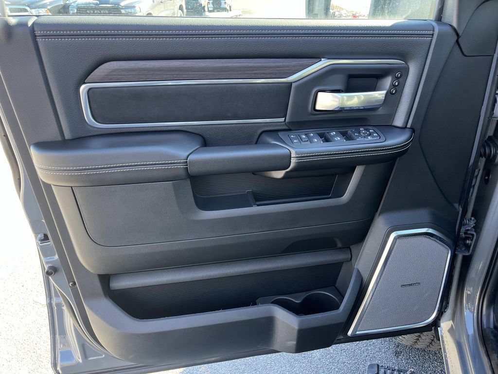 New 2026 RAM 2500 Laramie AWD/4WD image 19