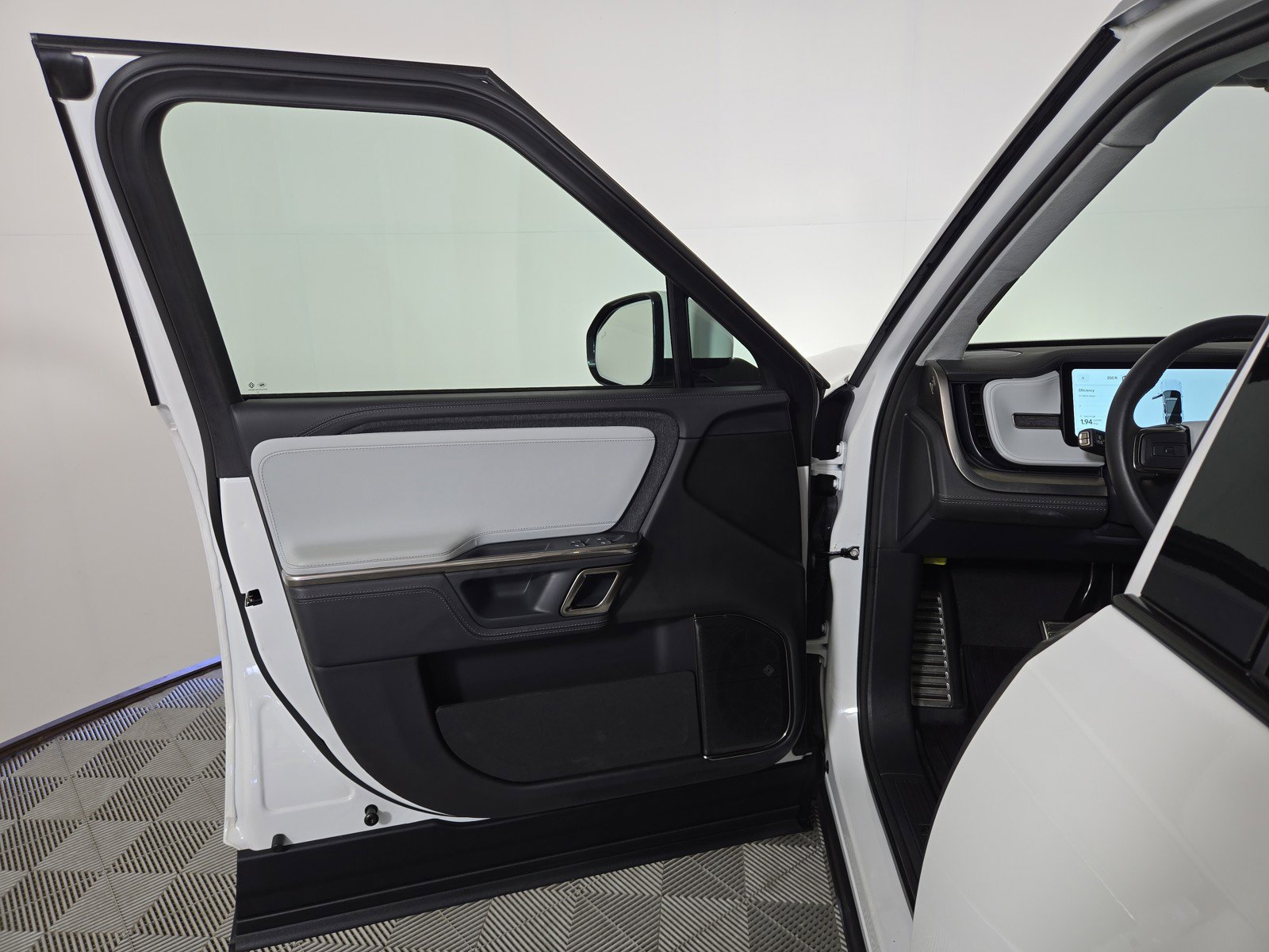 Used 2024 Rivian R1S Adventure AWD/4WD image 16