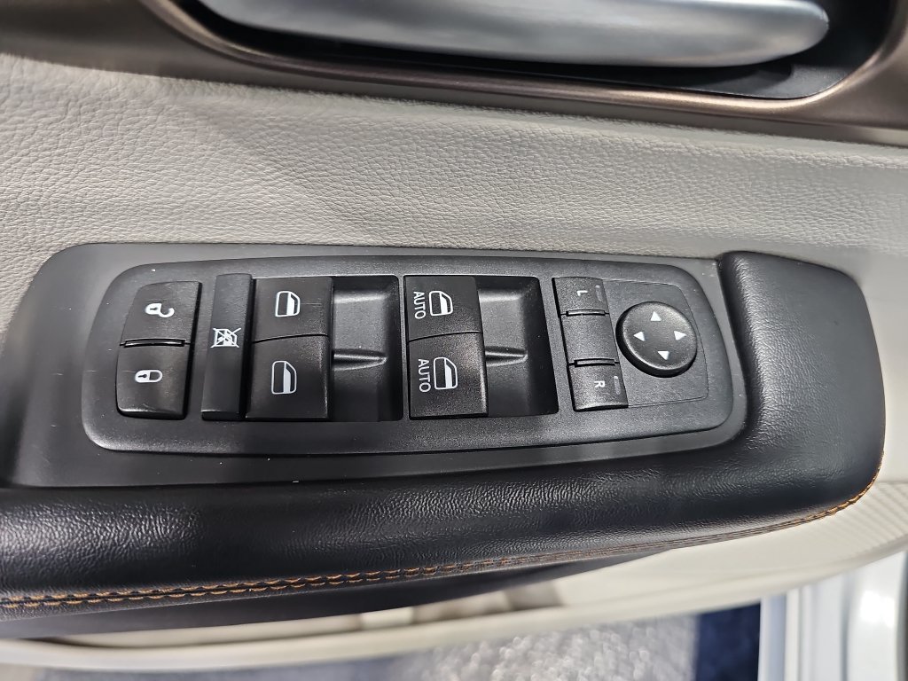 Used 2017 Chrysler Pacifica Touring-L w/ Tire & Wheel Group FWD image 29