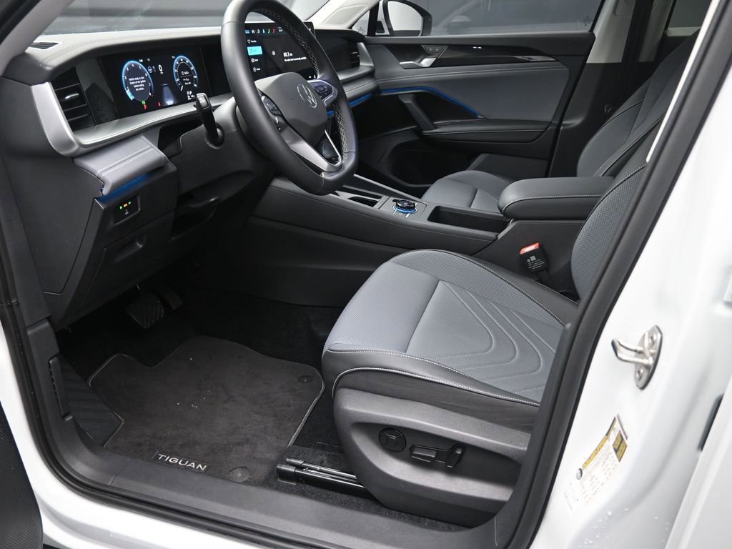 Used 2025 Volkswagen Tiguan SE image 17