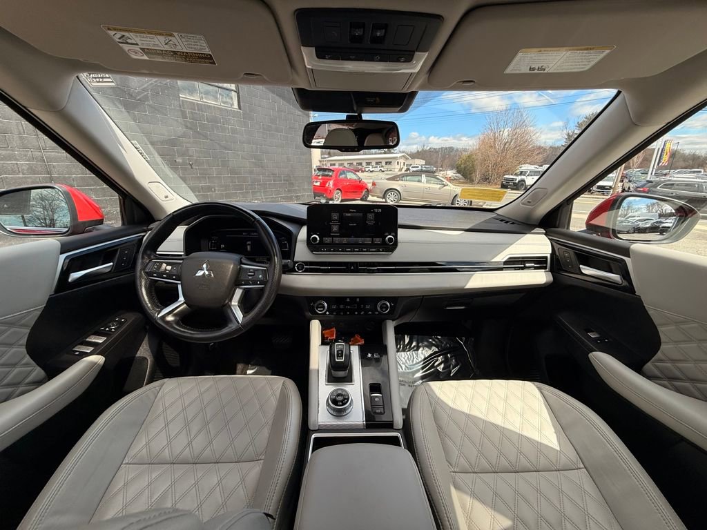 Used 2024 Mitsubishi Outlander SEL Black Edition image 17