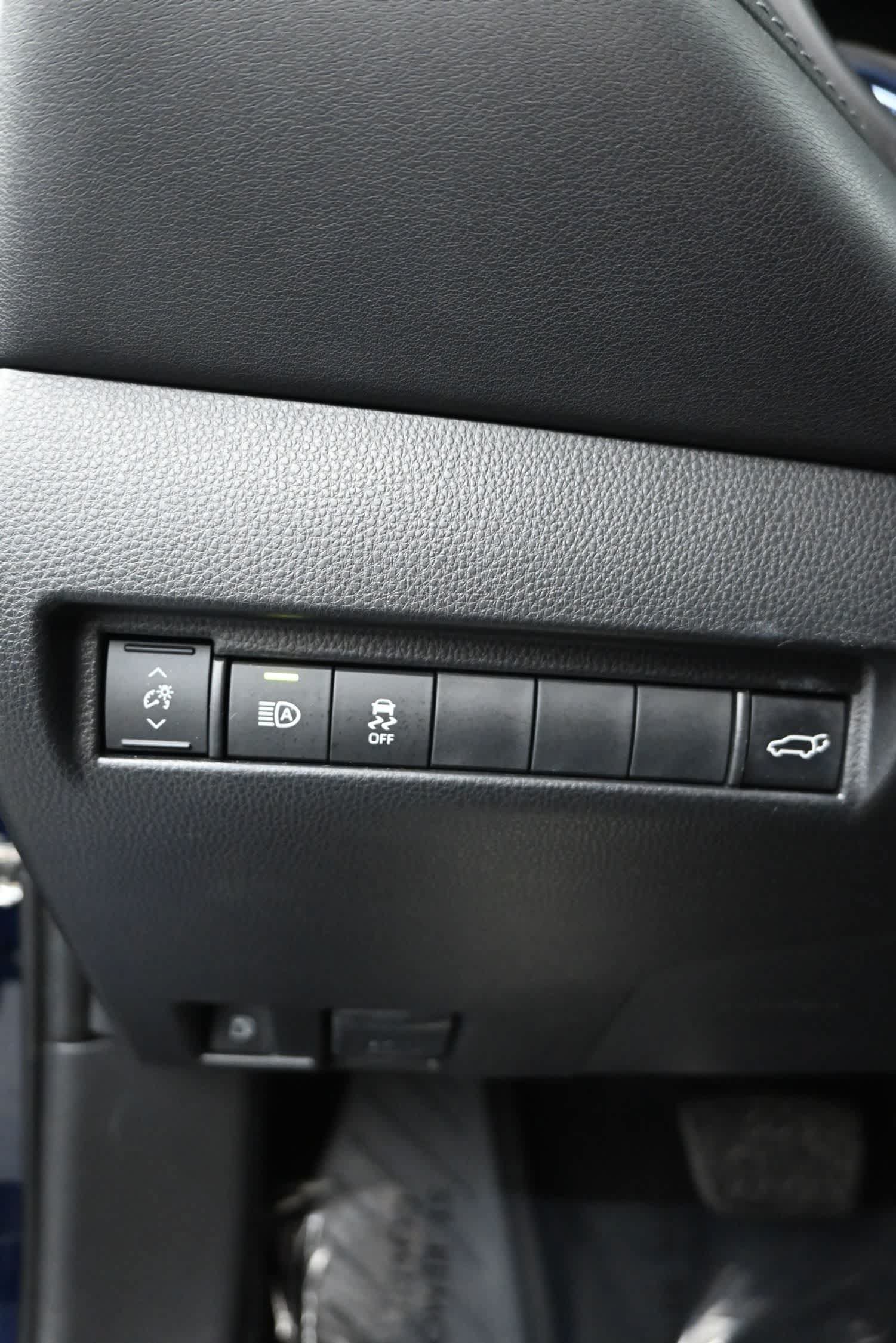 Used 2021 Toyota Venza LE AWD/4WD image 24