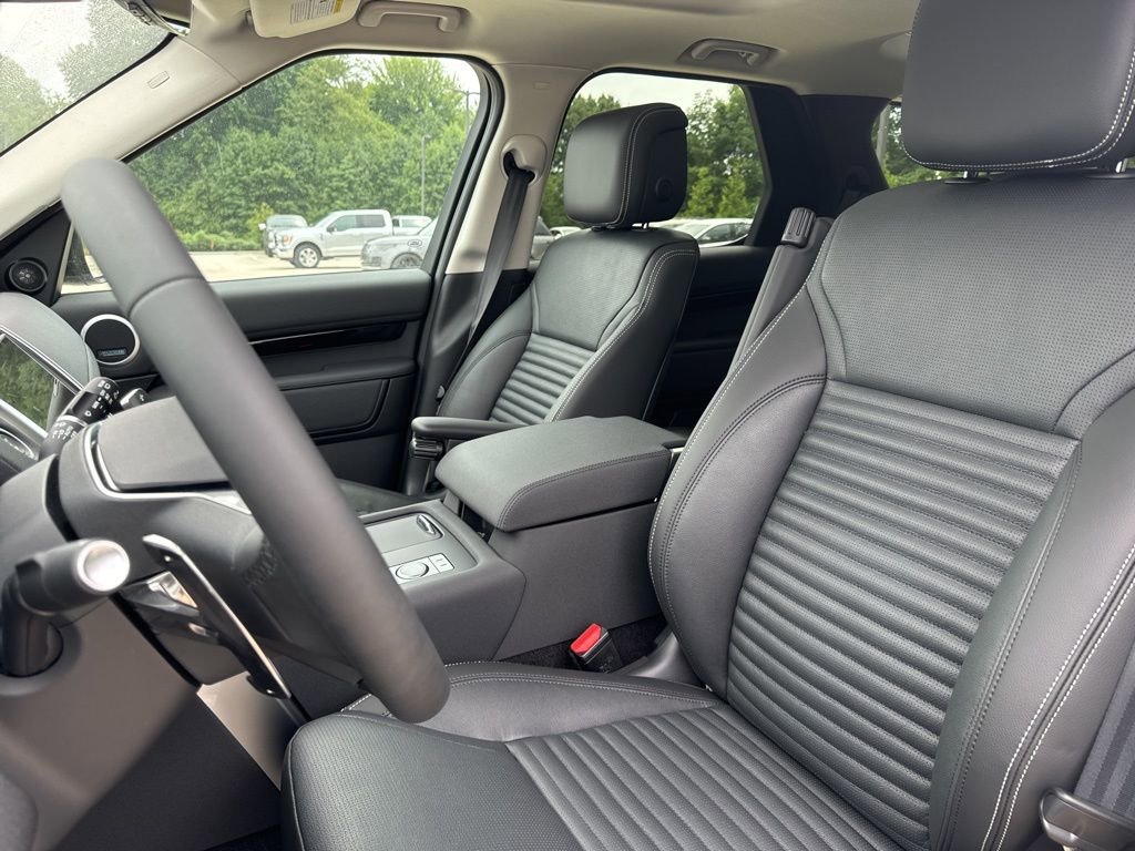 New 2024 Land Rover Discovery S image 11