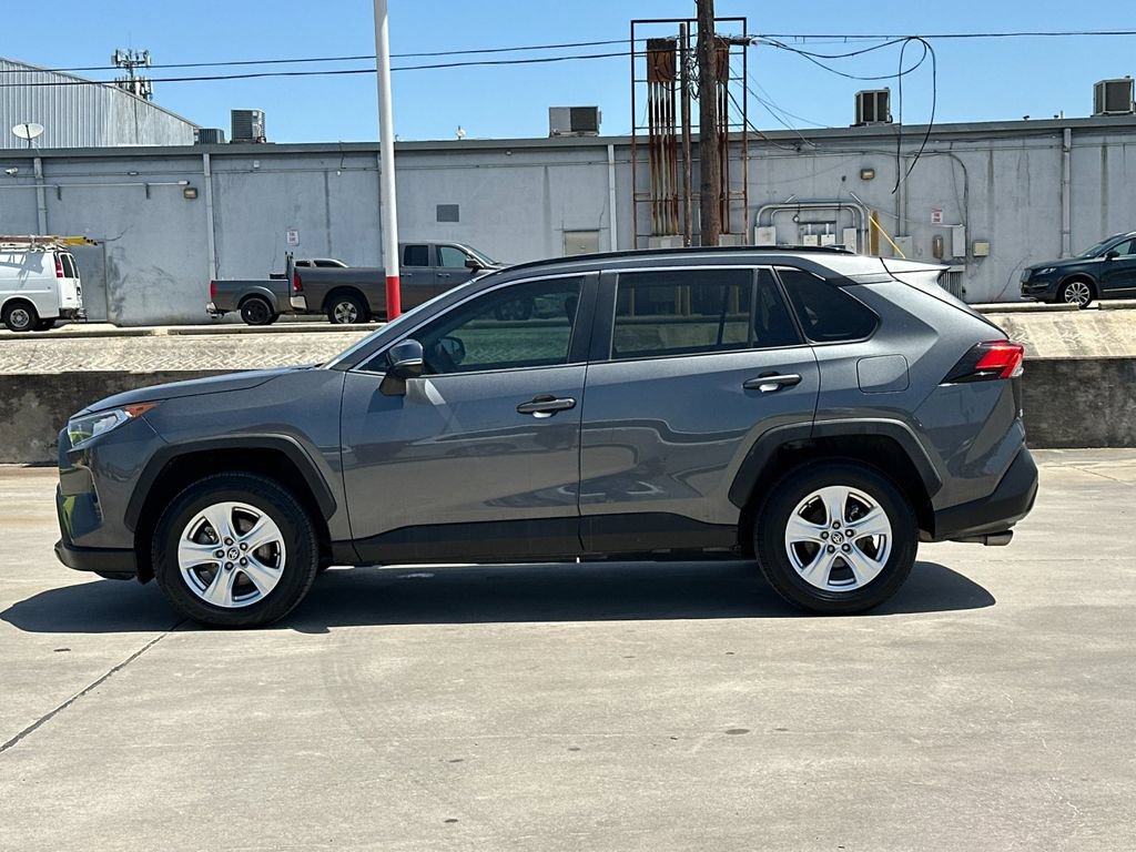 Used 2021 Toyota RAV4 XLE w/ Convenience Package FWD image 3