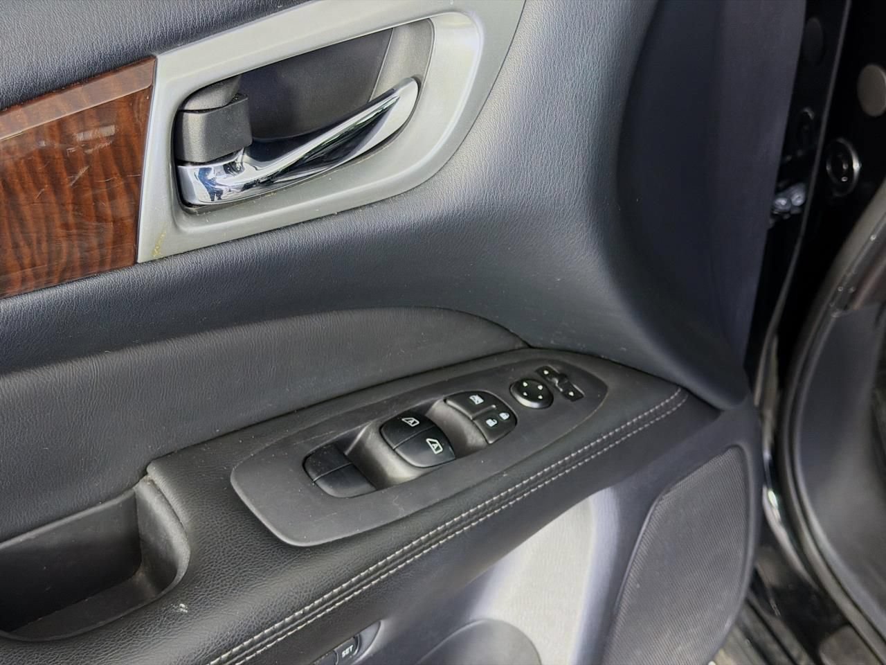 Used 2015 Nissan Pathfinder Platinum w/ Family Entertainment Package AWD/4WD image 20