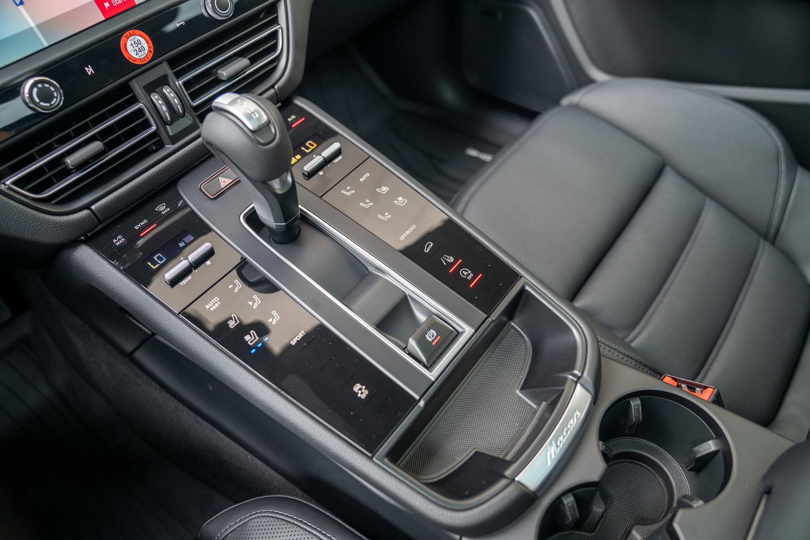 Certified 2025 Porsche Macan image 18