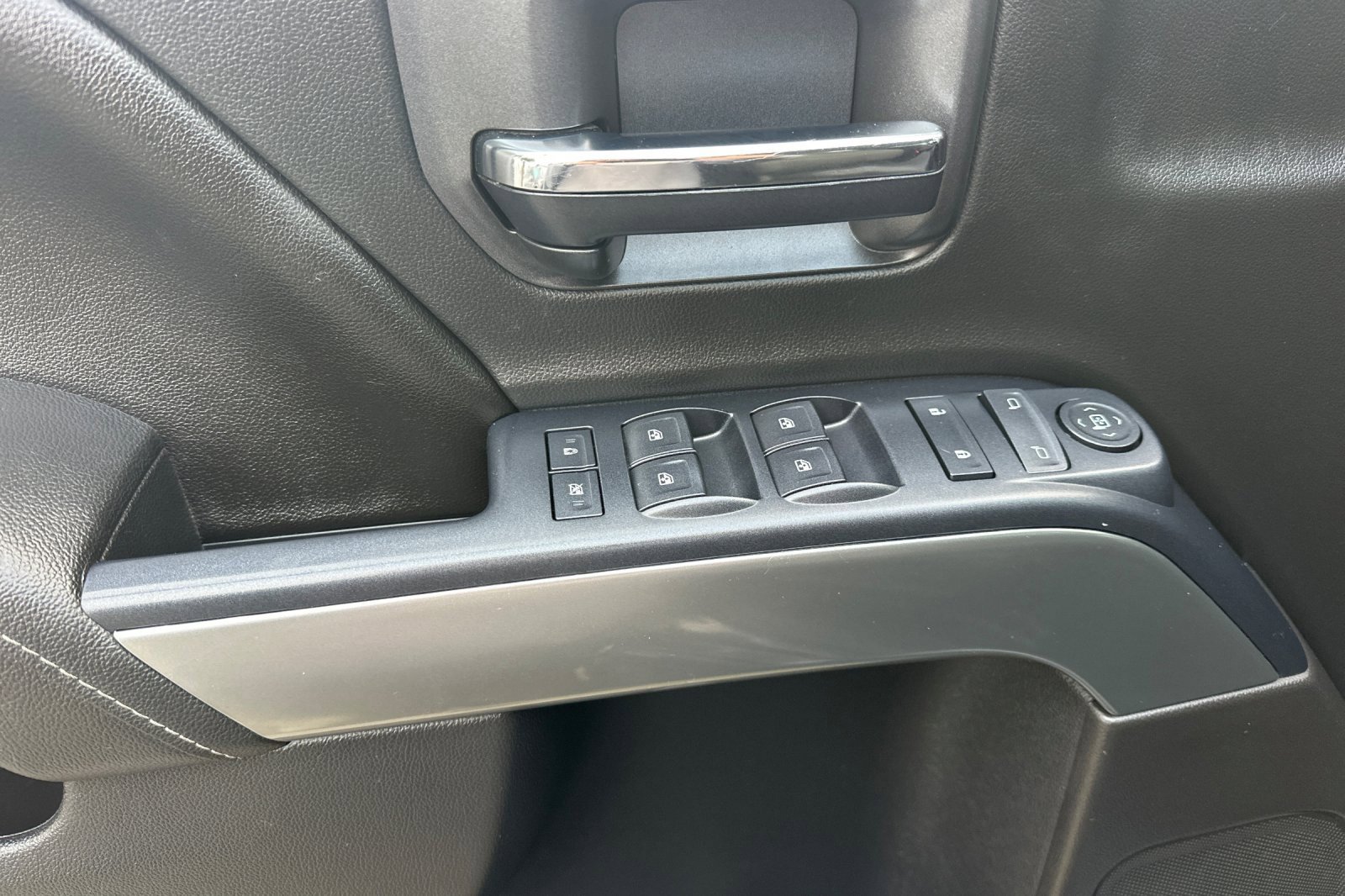 Used 2016 Chevrolet Silverado 2500 LT w/ LT Convenience Package image 8