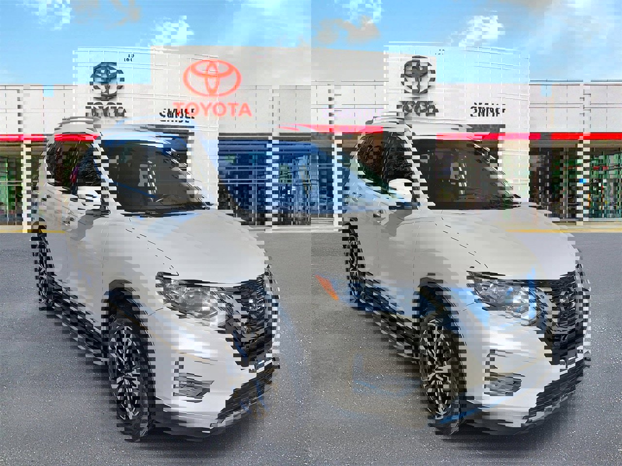 Used 2017 Nissan Rogue SL image 2