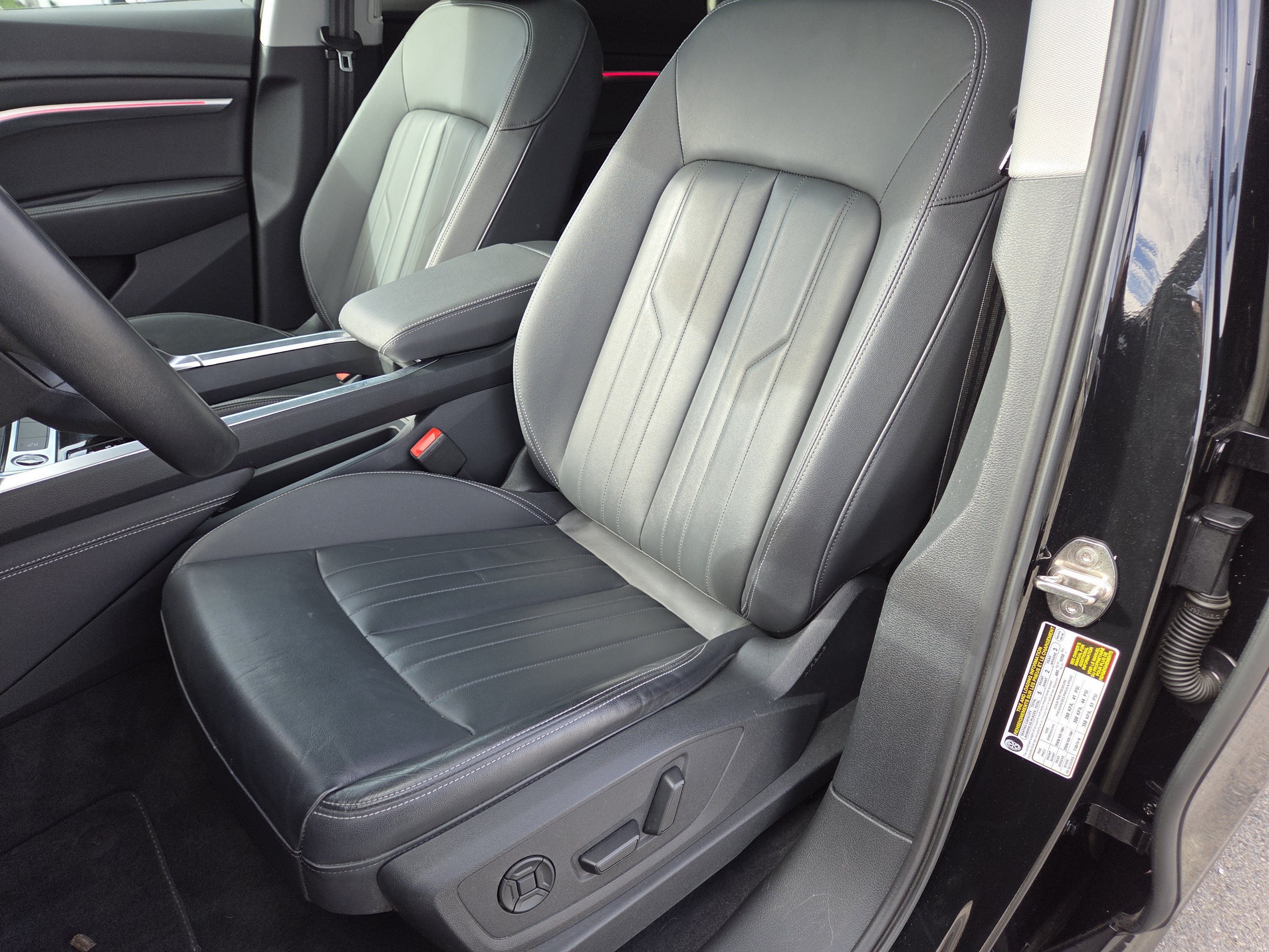 Used 2022 Audi e-tron Premium w/ Convenience Plus Package AWD/4WD image 6