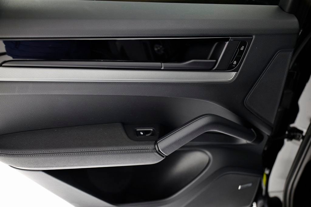 Certified 2024 Porsche Cayenne AWD/4WD image 24