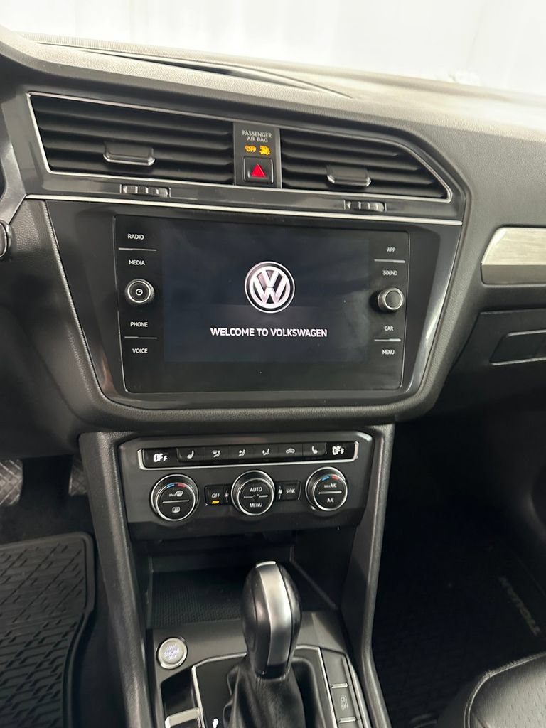 Used 2020 Volkswagen Tiguan SE w/ 3rd Row Seat Package AWD/4WD image 18