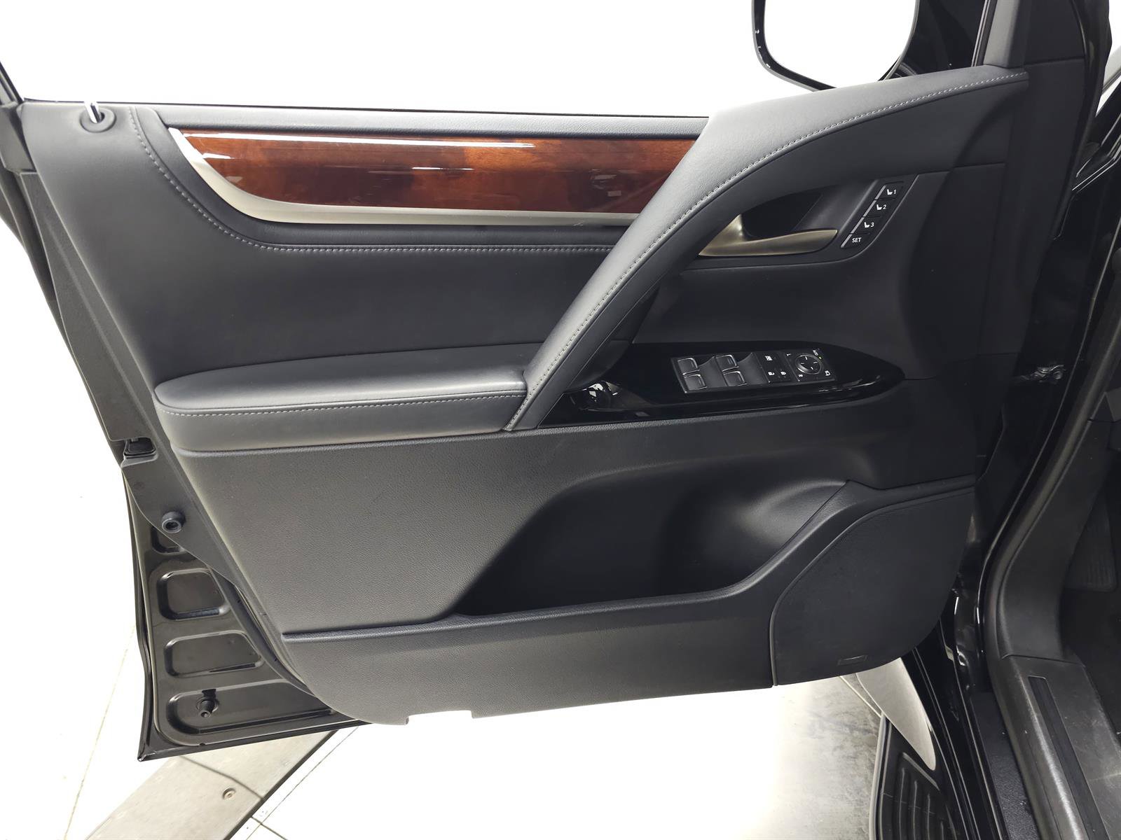 Used 2019 Lexus LX 570 4WD image 16