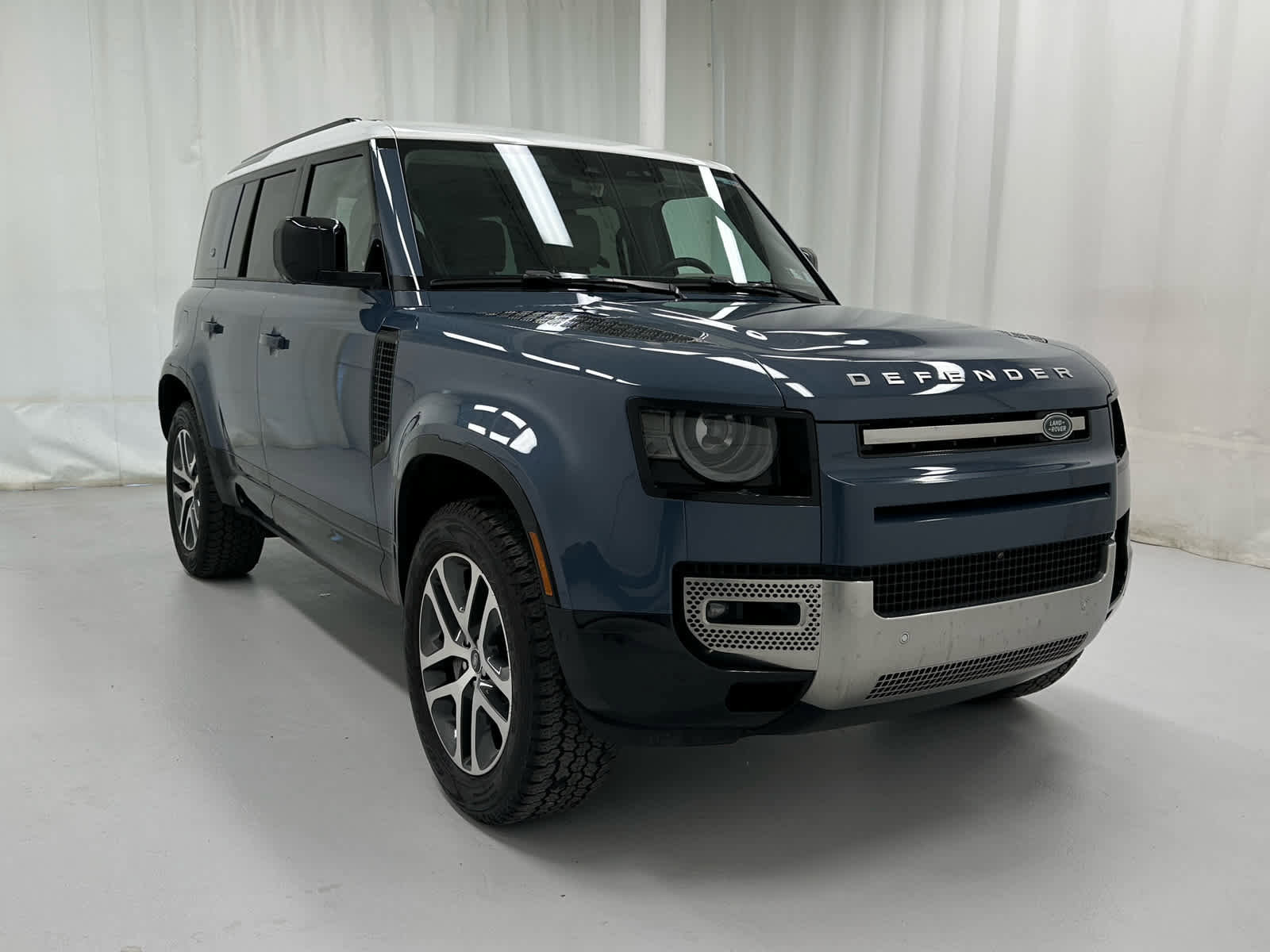 Used 2023 Land Rover Defender 110 SE AWD/4WD image 2