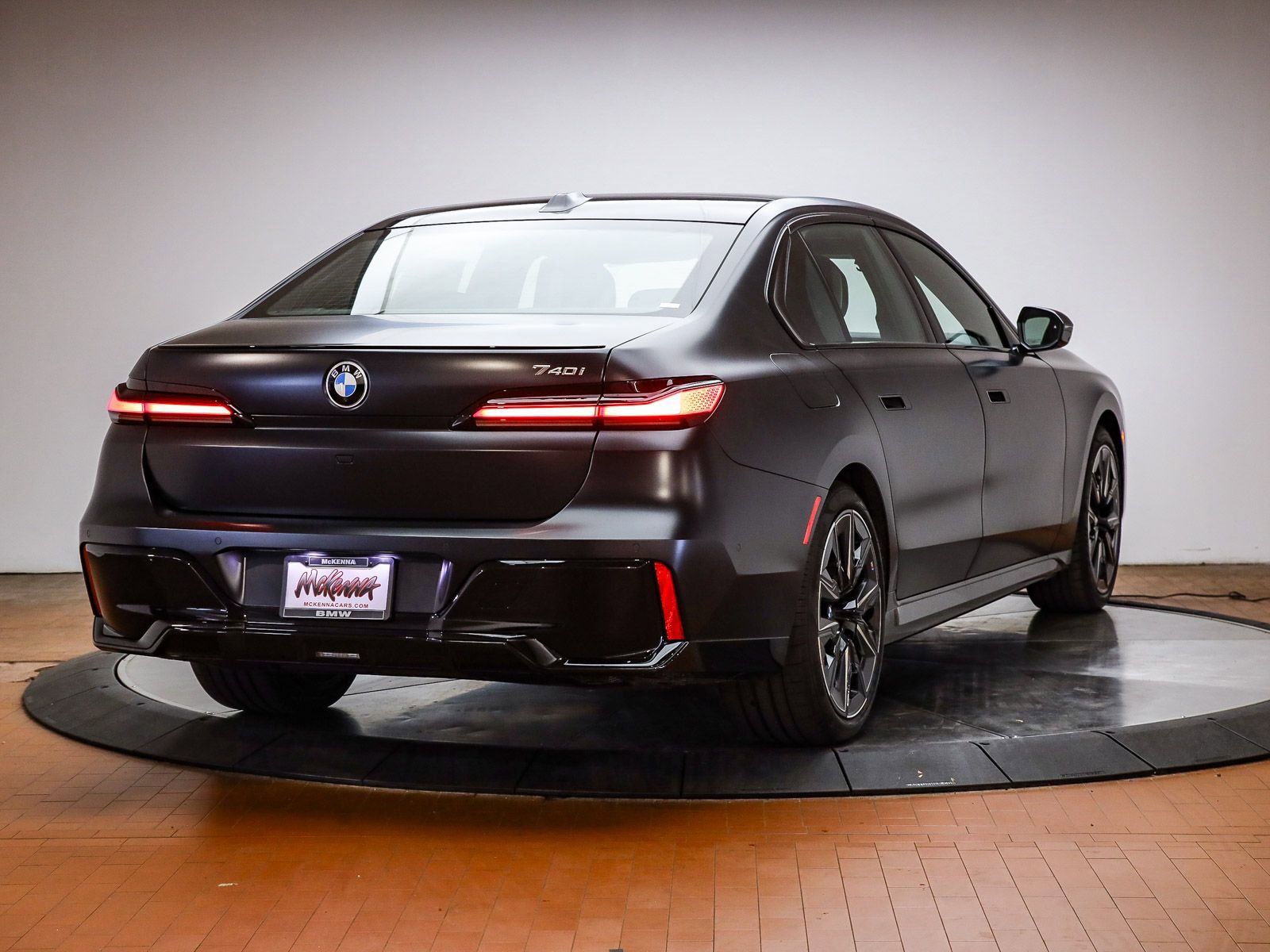 Used 2026 BMW 740i w/ Premium Package RWD image 5