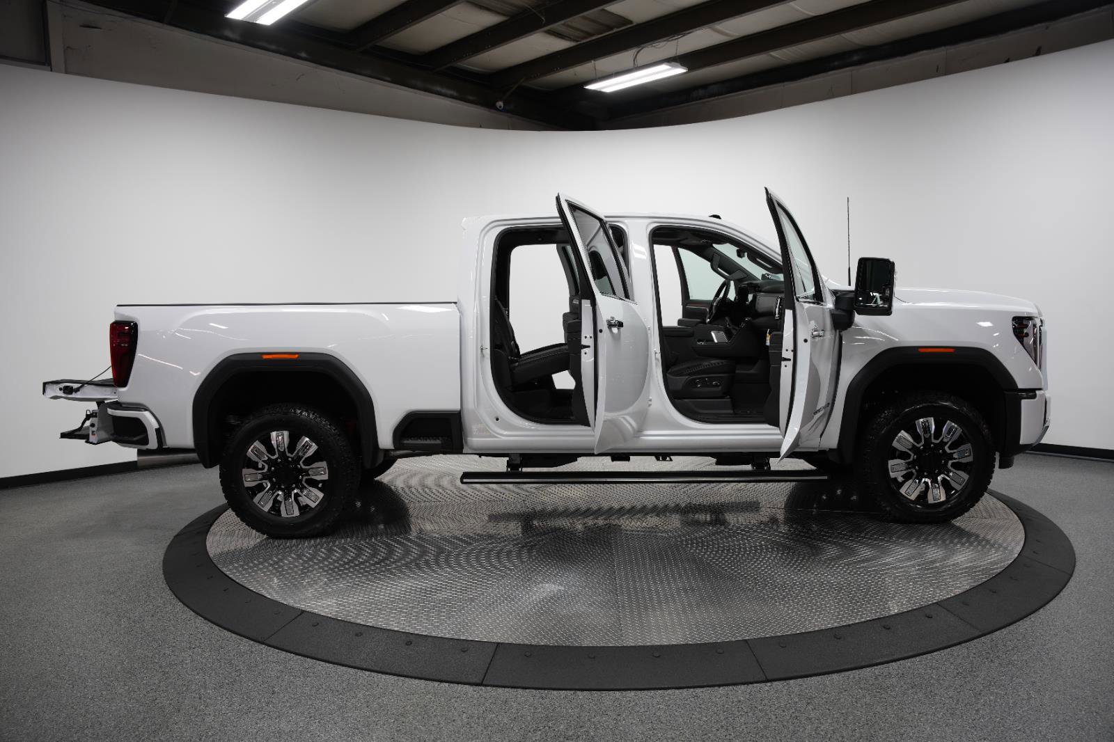 New 2025 GMC Sierra 2500 Denali w/ Denali Reserve Package image 13