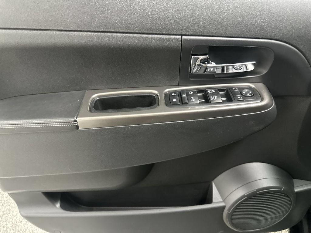 Used 2012 Jeep Liberty Limited Jet AWD/4WD image 11