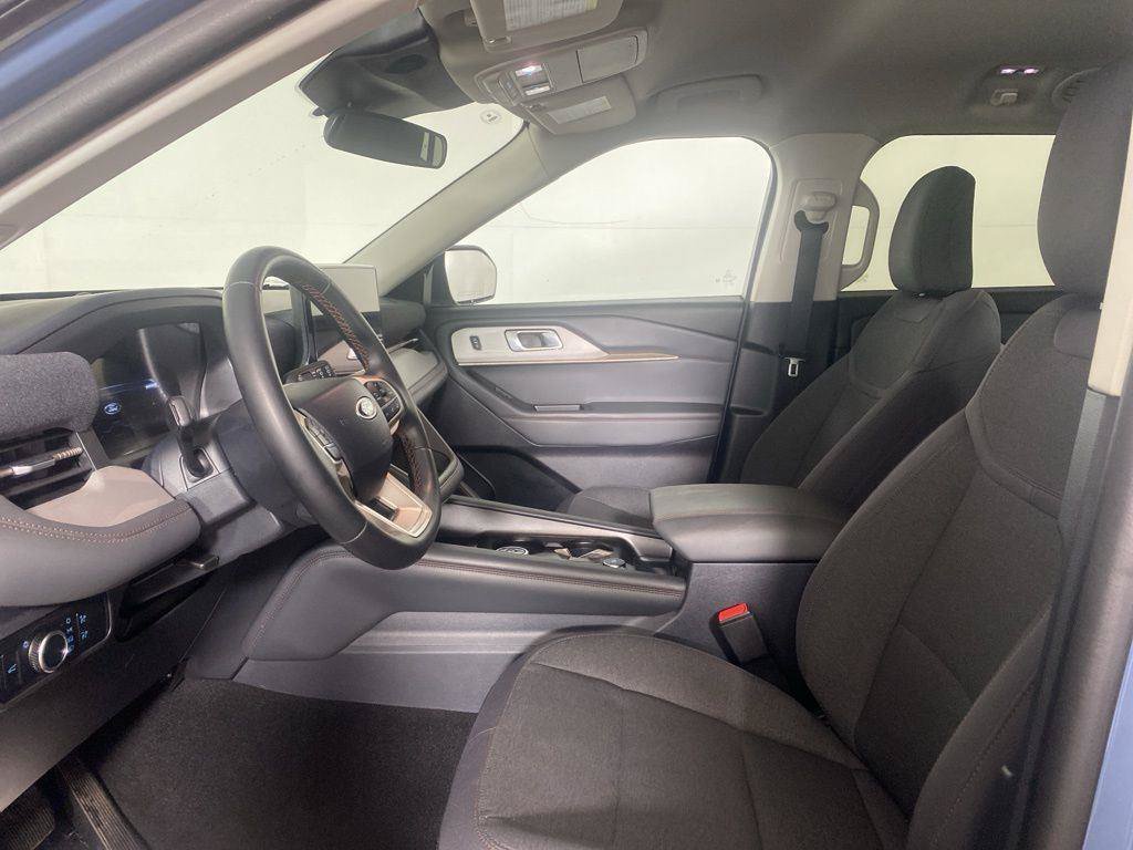 Used 2025 Ford Explorer Active AWD/4WD image 13
