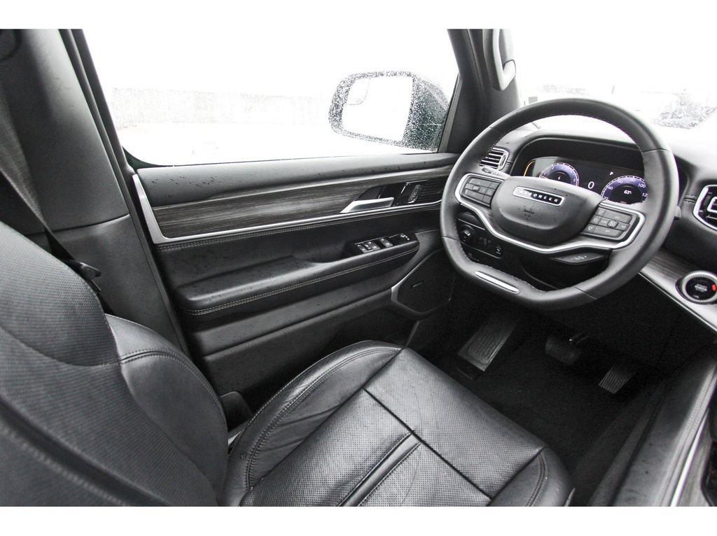 Used 2024 Jeep Wagoneer L Series III w/ Flexible Seating Group AWD/4WD image 8