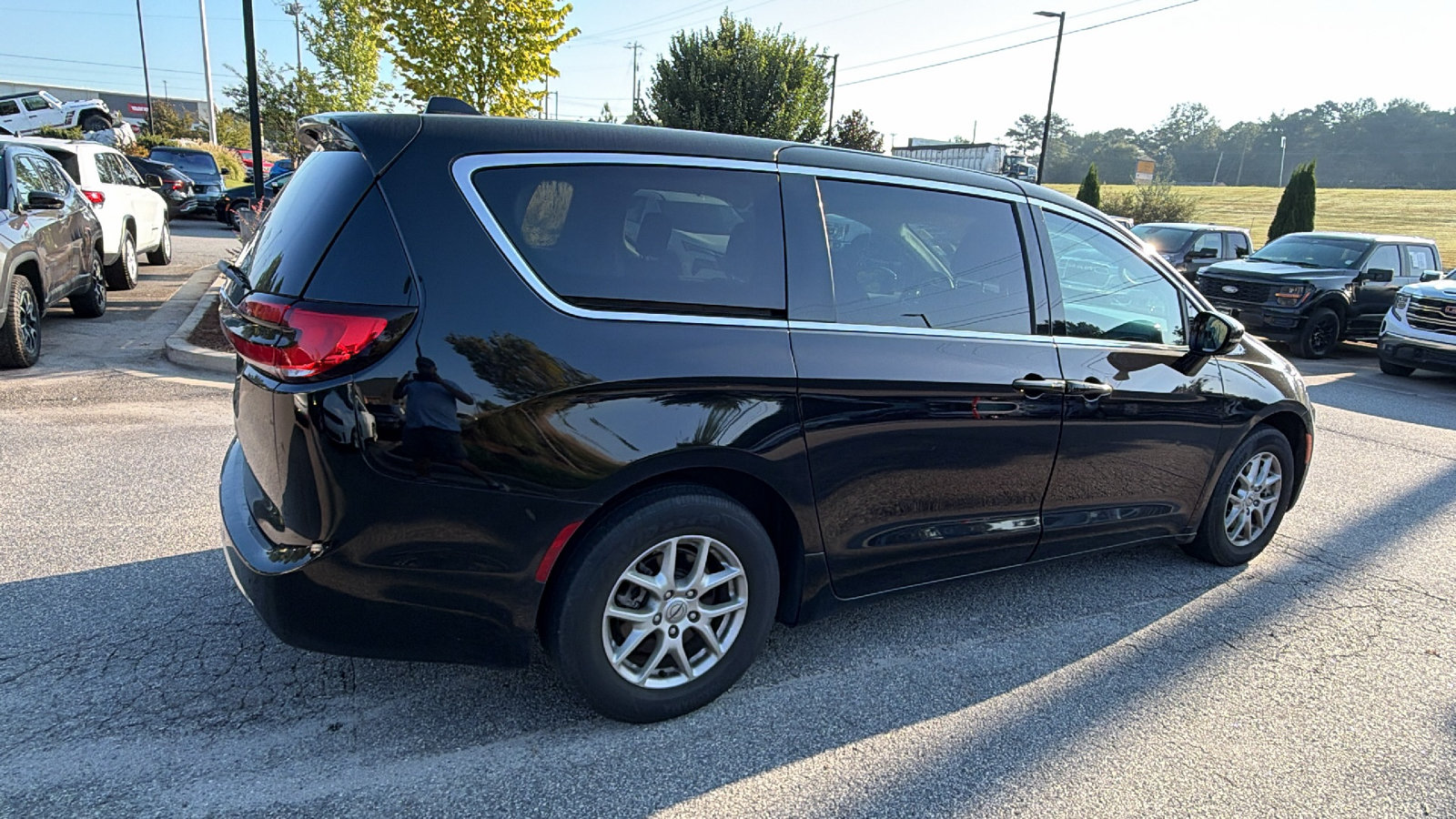 Used 2024 Chrysler Pacifica Touring-L FWD image 8