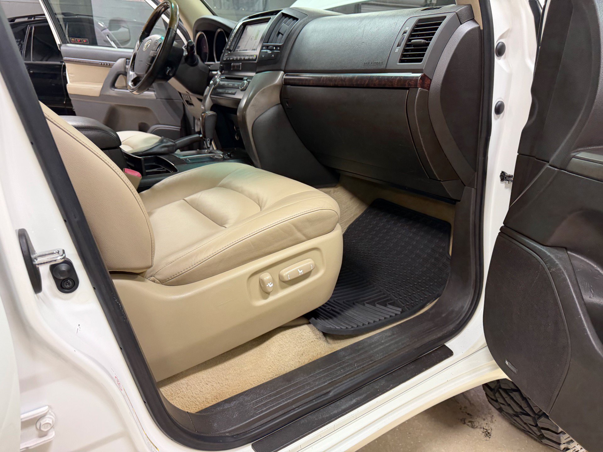 Used 2009 Toyota Land Cruiser w/ Upgrade Pkg AWD/4WD image 21