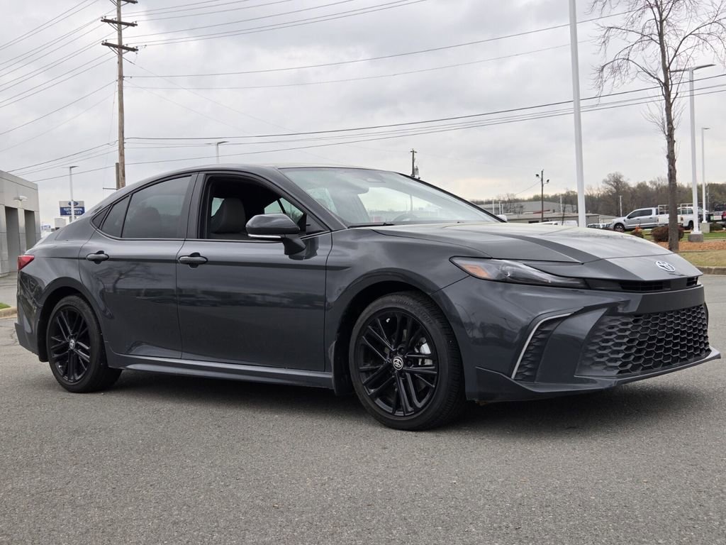 Used 2025 Toyota Camry SE image 4