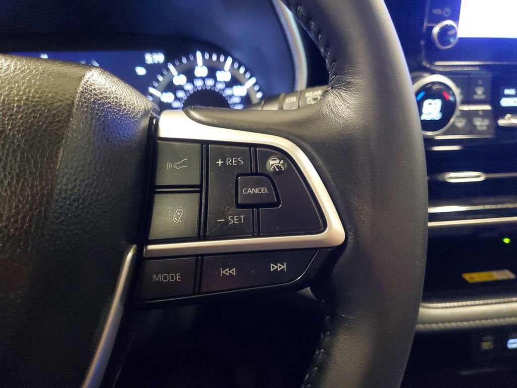 Used 2023 Toyota Highlander XLE image 24