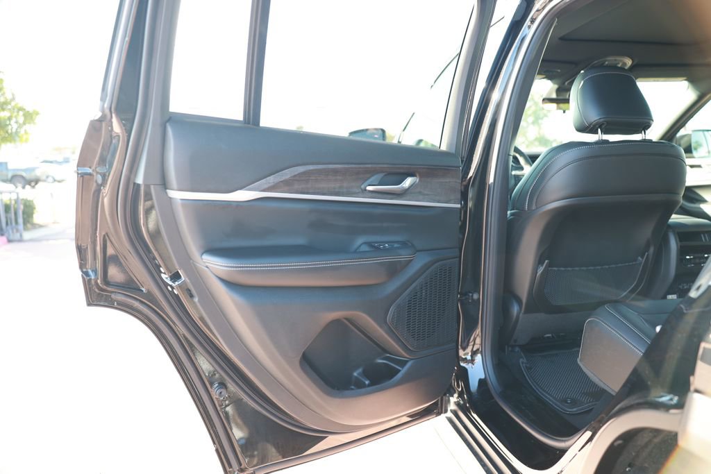 New 2025 Jeep Grand Cherokee Limited w/ Black Appearance Package image 31