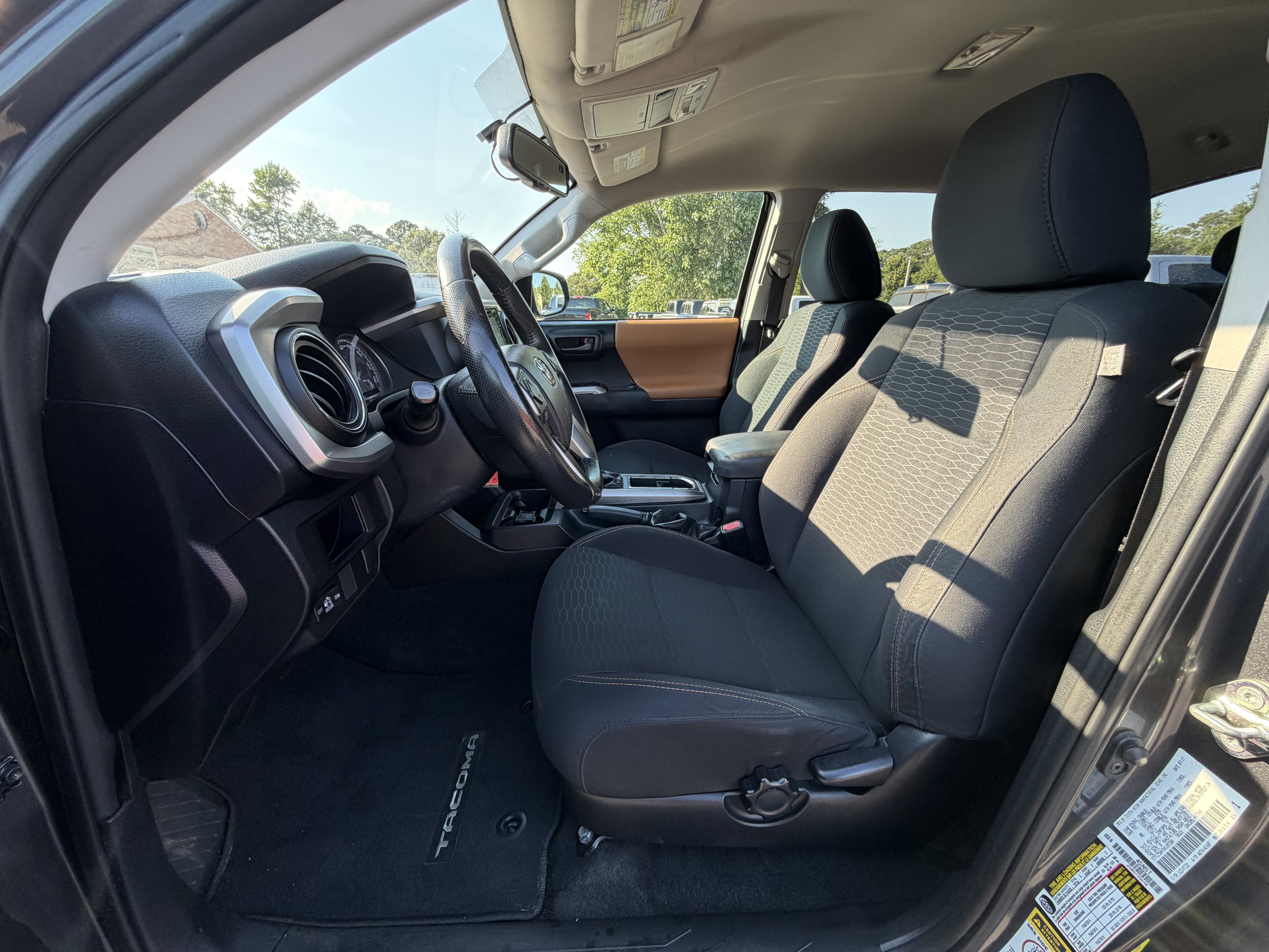 Used 2017 Toyota Tacoma SR5 AWD/4WD image 14