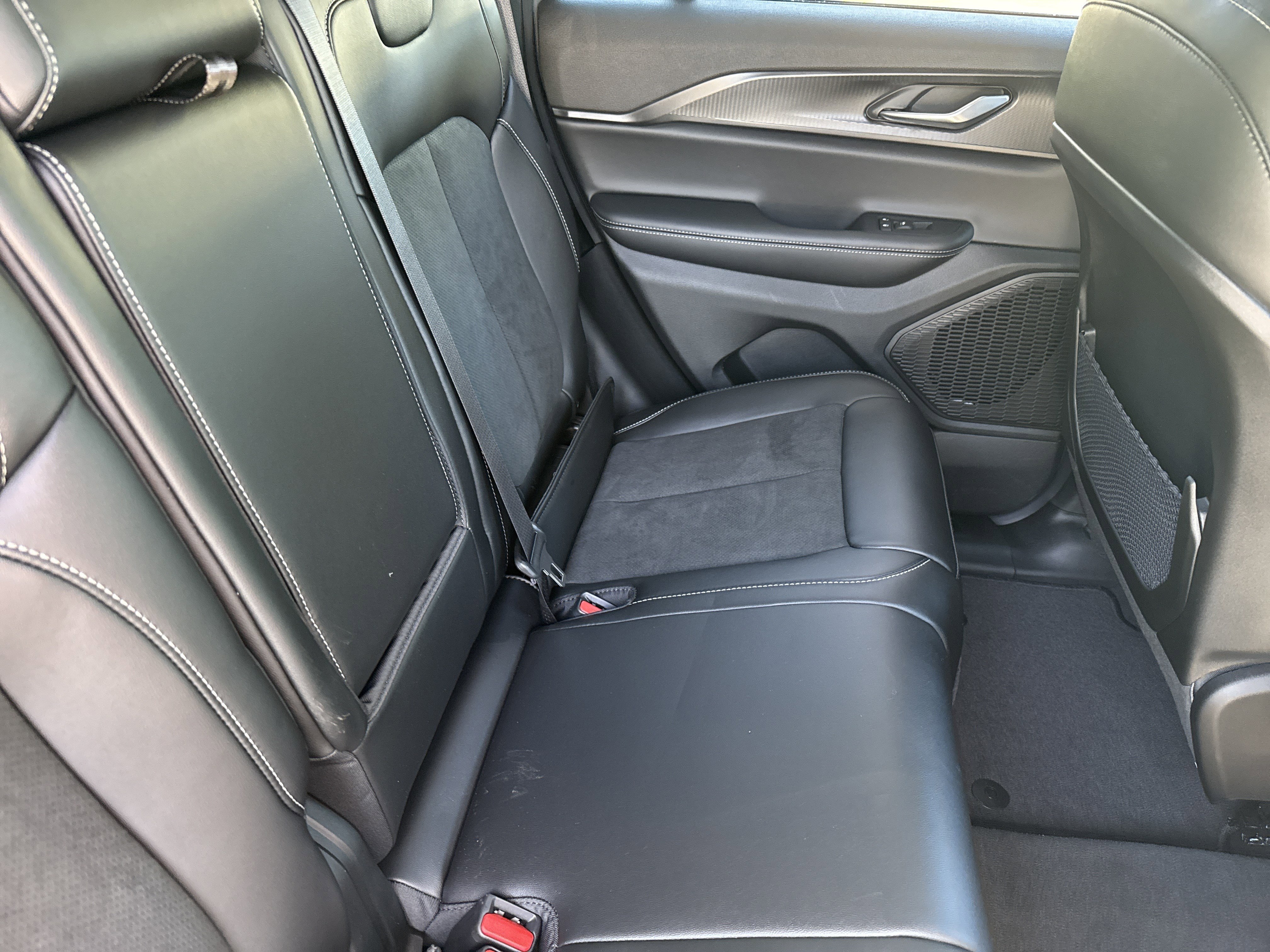 New 2025 Jeep Grand Cherokee Altitude image 15