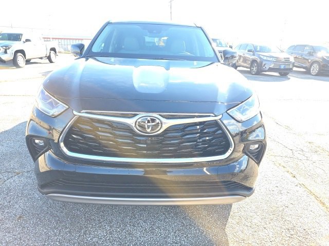 New 2026 Toyota Highlander Platinum image 2