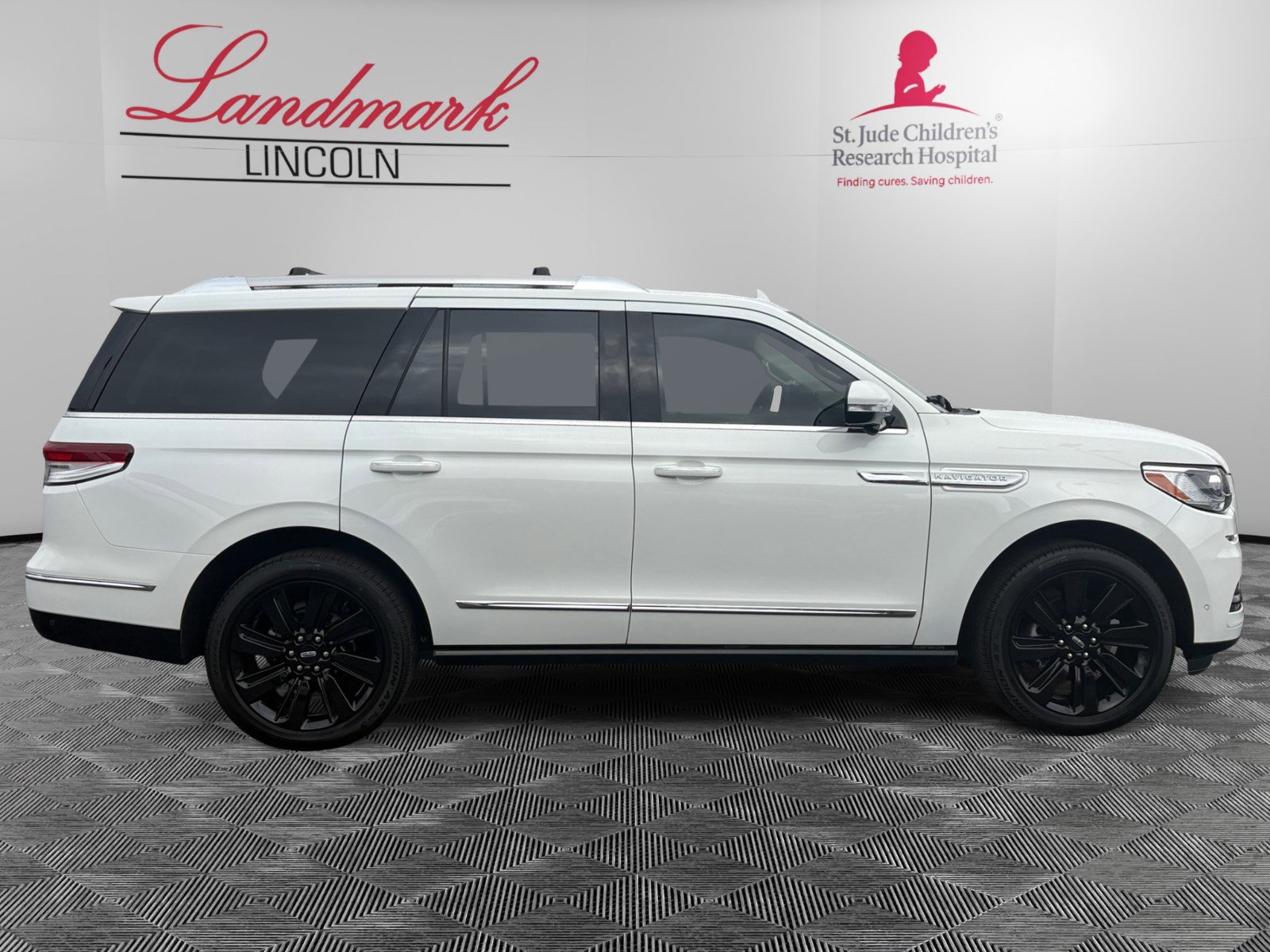 Certified 2023 Lincoln Navigator Reserve AWD/4WD image 6