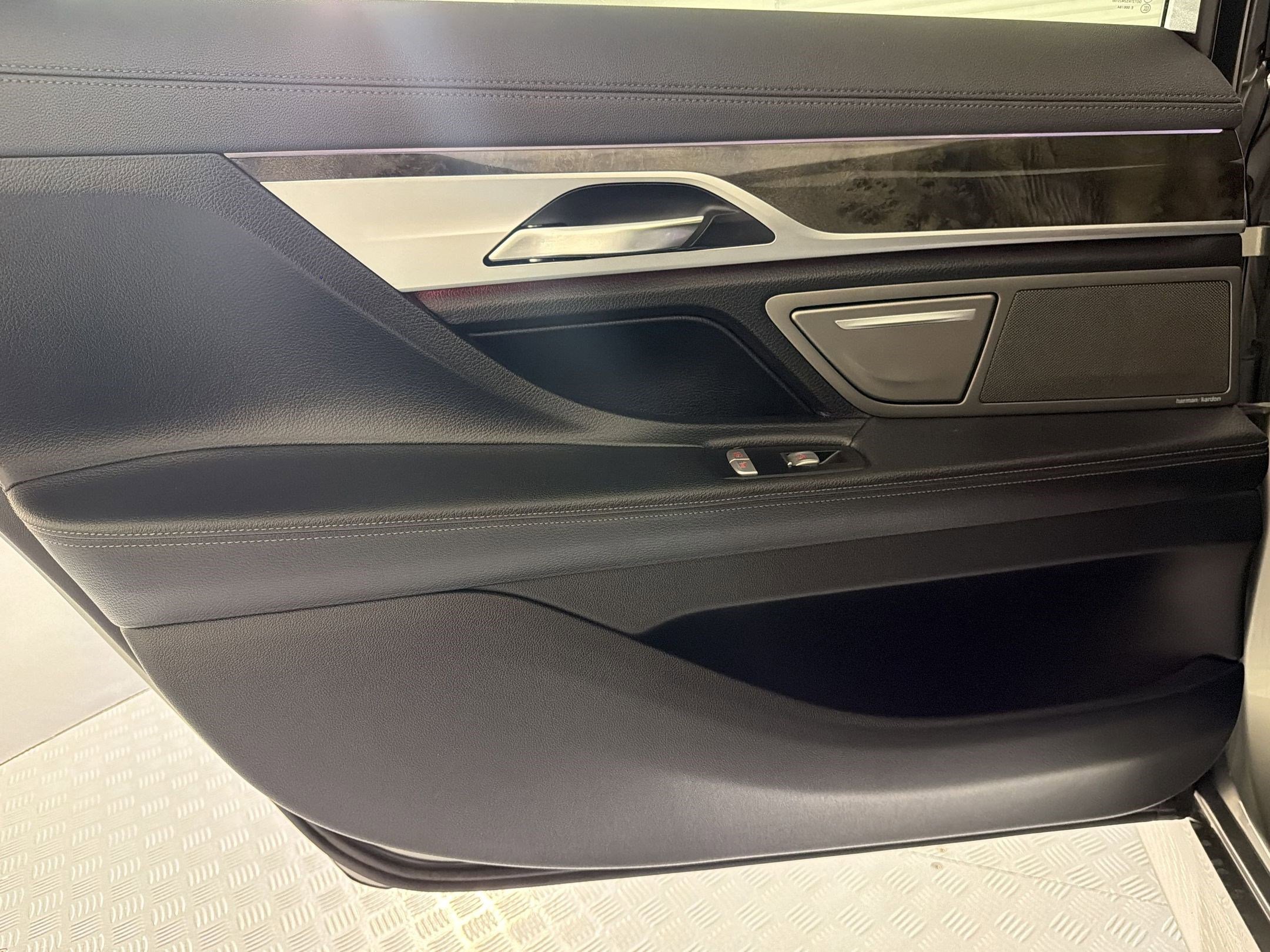 Used 2020 BMW 740i w/ M Sport Package RWD image 20