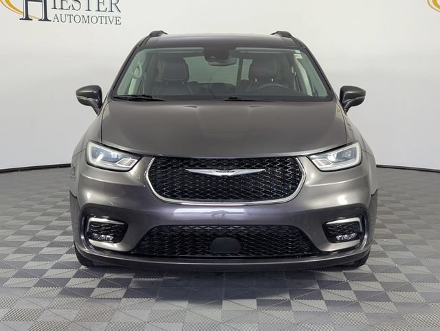 Used 2022 Chrysler Pacifica Touring-L FWD image 3