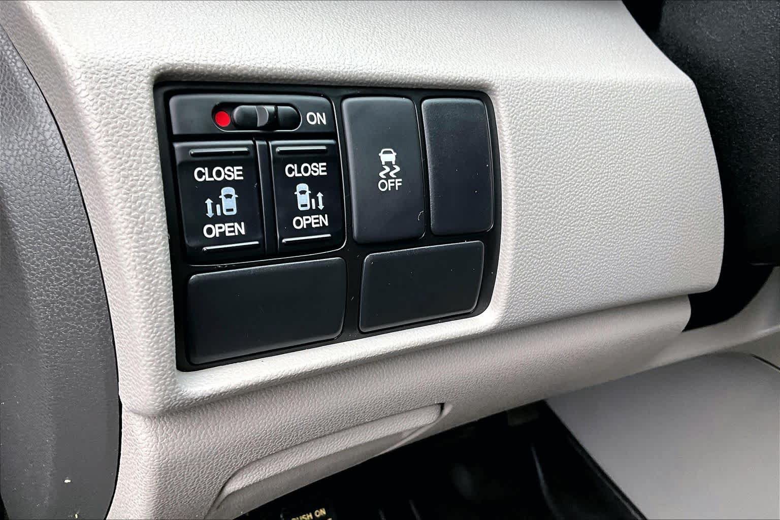 Used 2016 Honda Odyssey SE image 32