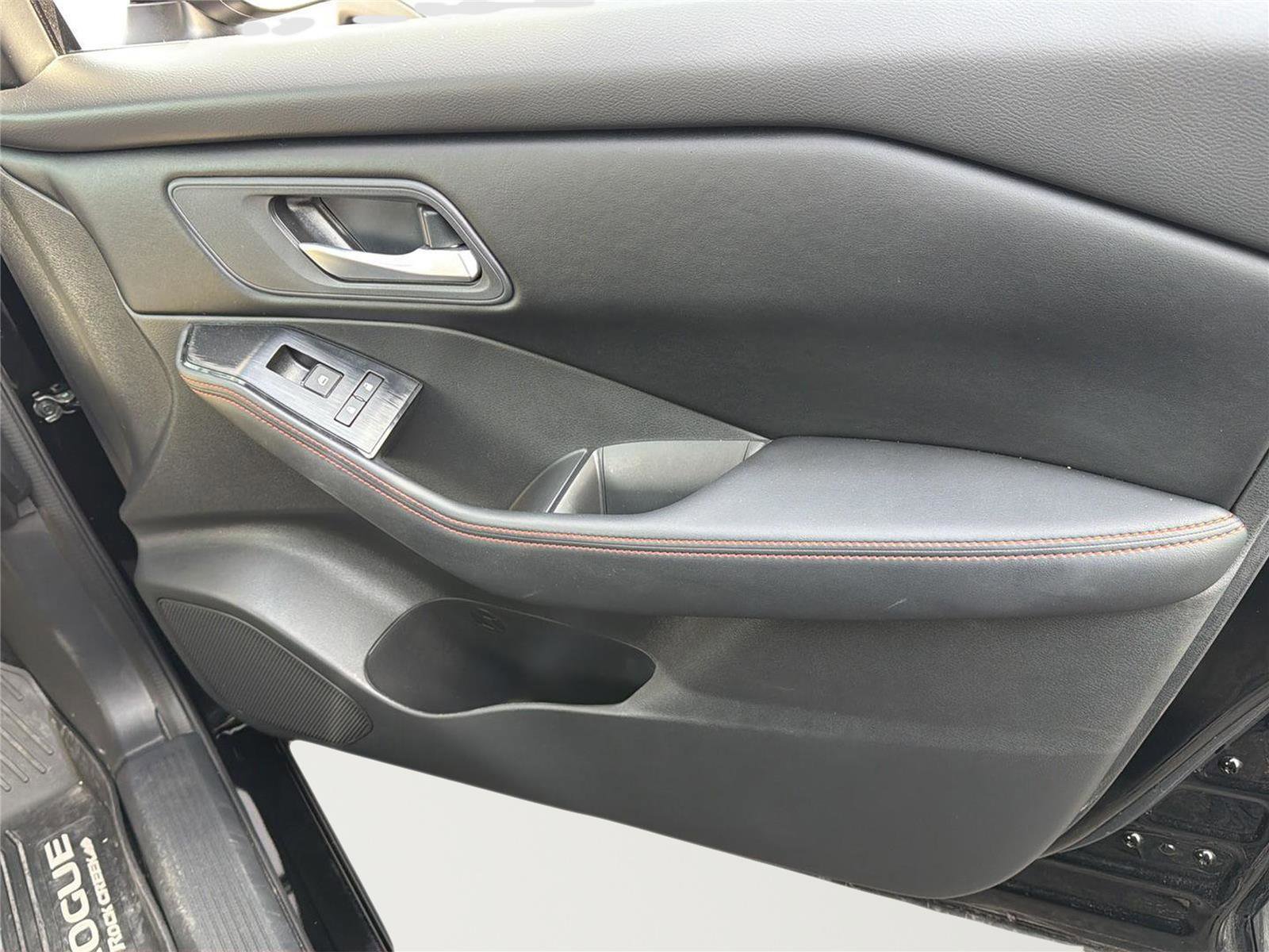 Used 2025 Nissan Rogue SV image 31