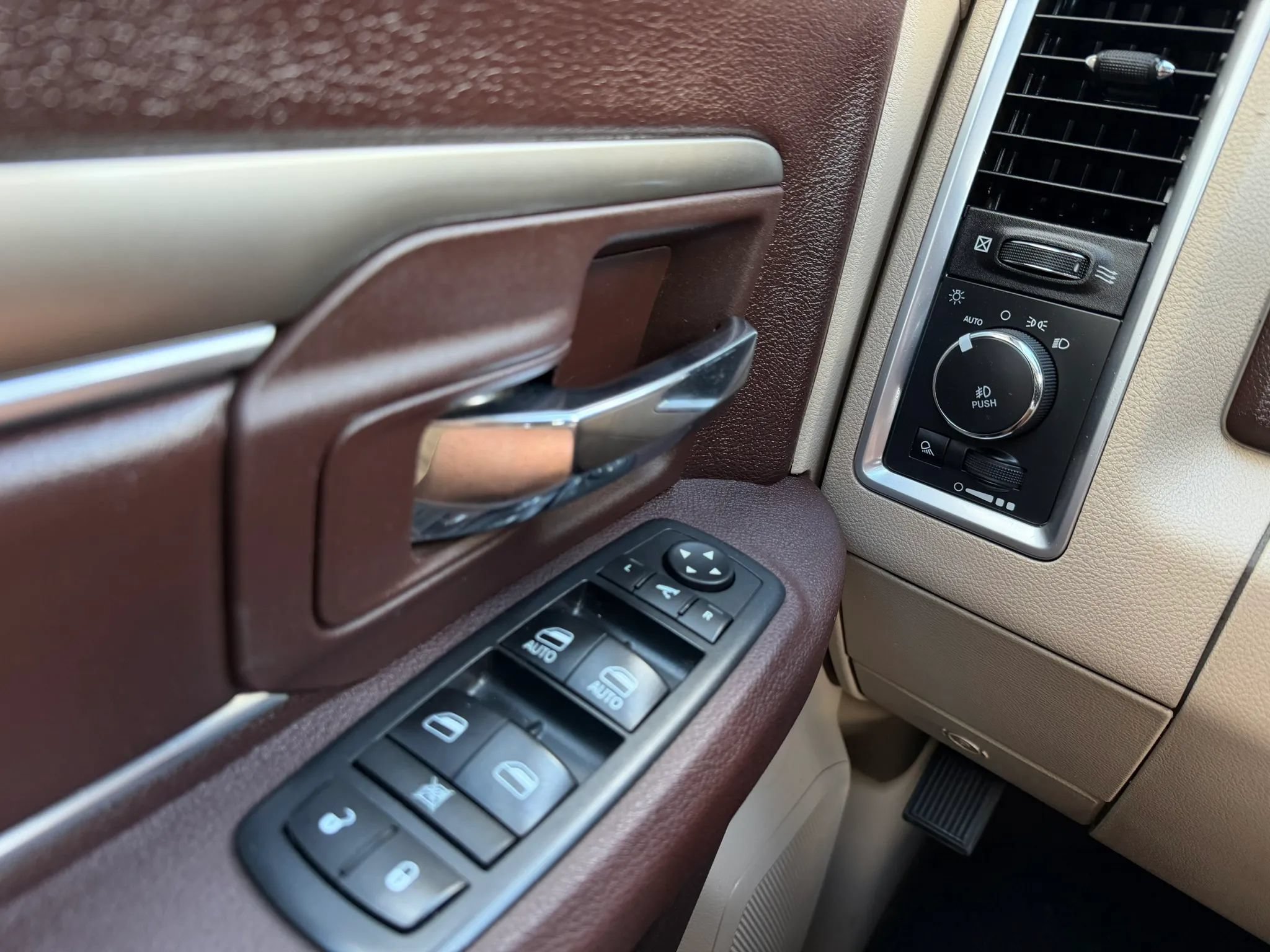 Used 2017 RAM 1500 Classic SLT w/ Luxury Group AWD/4WD image 16