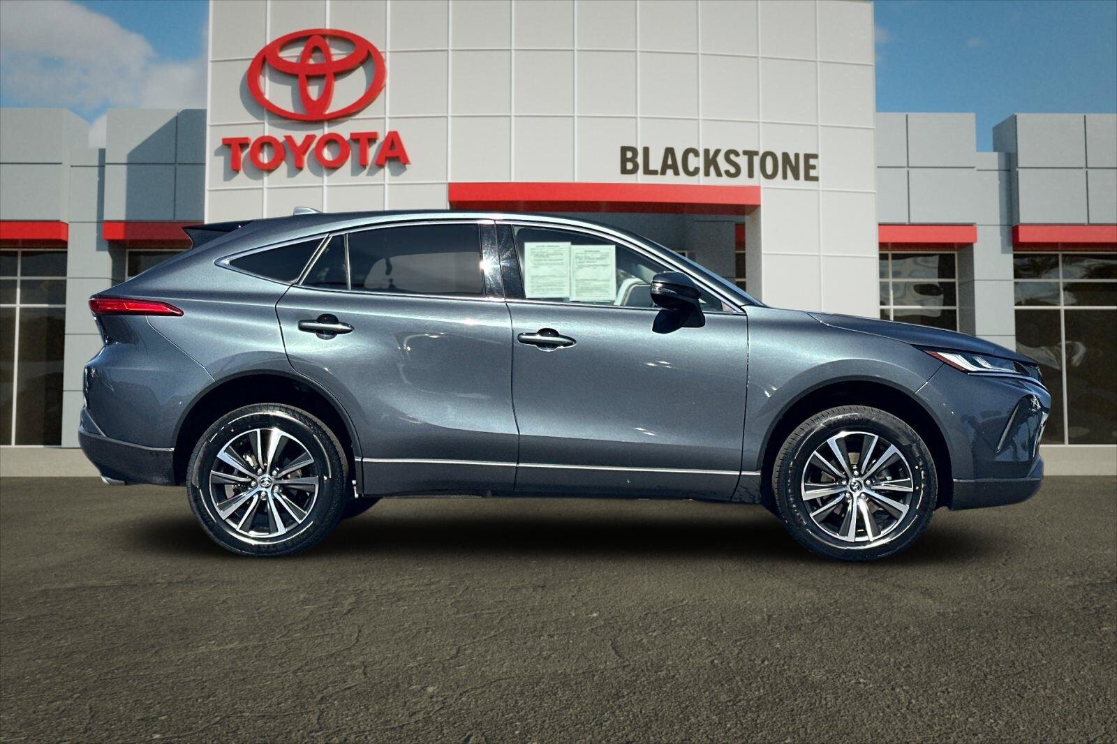 Used 2024 Toyota Venza LE AWD/4WD image 2