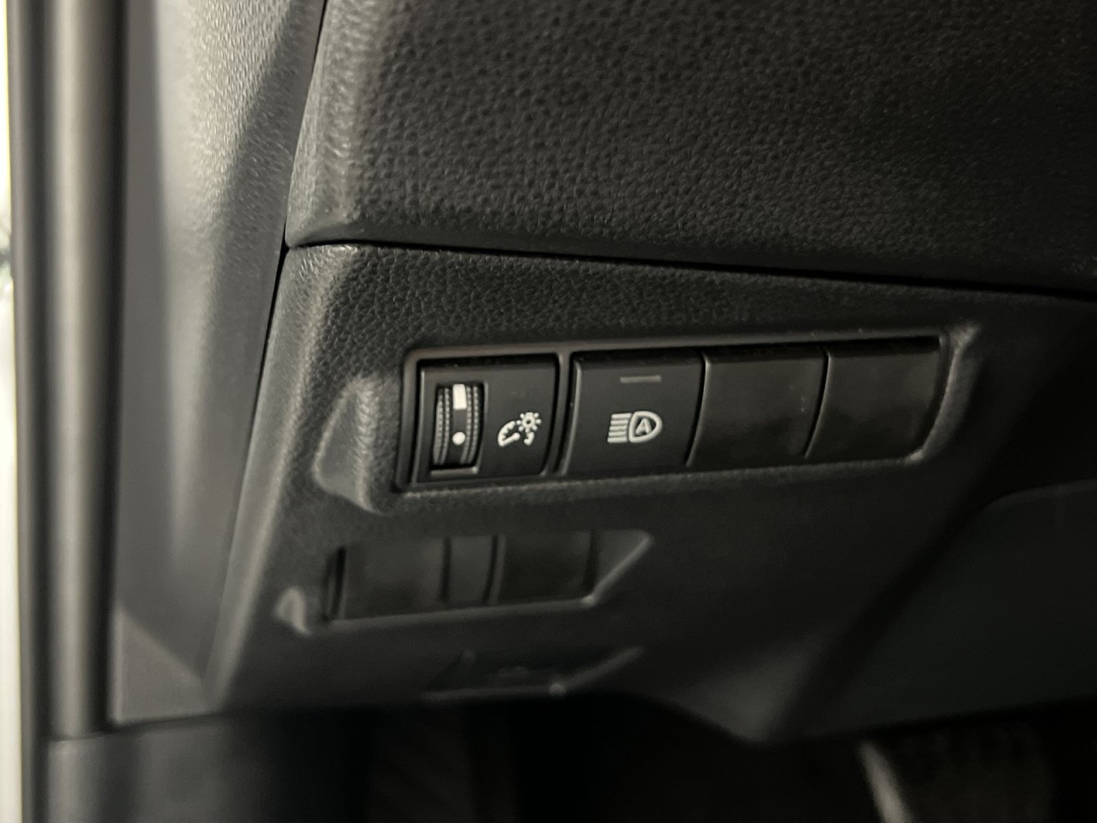 Used 2025 Toyota Corolla Cross LE FWD image 31