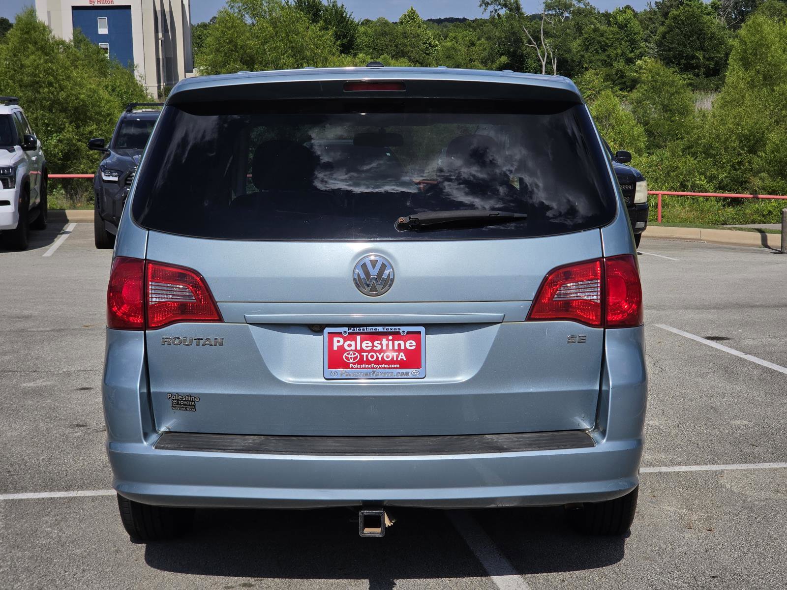 Used 2010 Volkswagen Routan SE FWD image 5