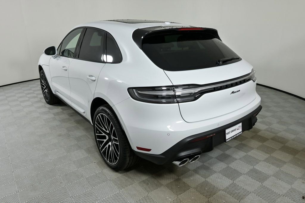 Certified 2025 Porsche Macan image 3