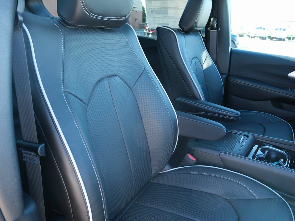 New 2026 Chrysler Pacifica Limited w/ Uconnect Theater Family Group FWD image 35