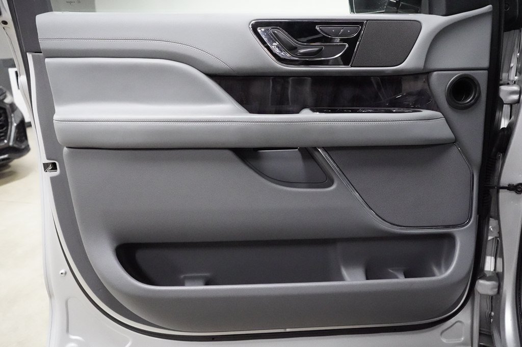 Used 2019 Lincoln Navigator L Select RWD image 9