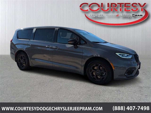 Used 2023 Chrysler Pacifica Limited w/ Uconnect Theater Family Group