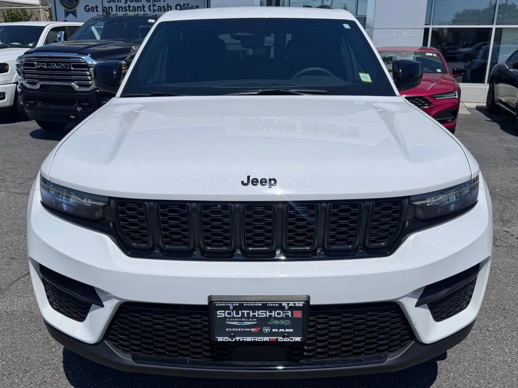 Used 2024 Jeep Grand Cherokee Altitude AWD/4WD image 2