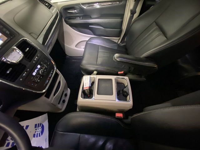 Used 2014 Chrysler Town & Country Touring w/ Driver Convenience Group image 45