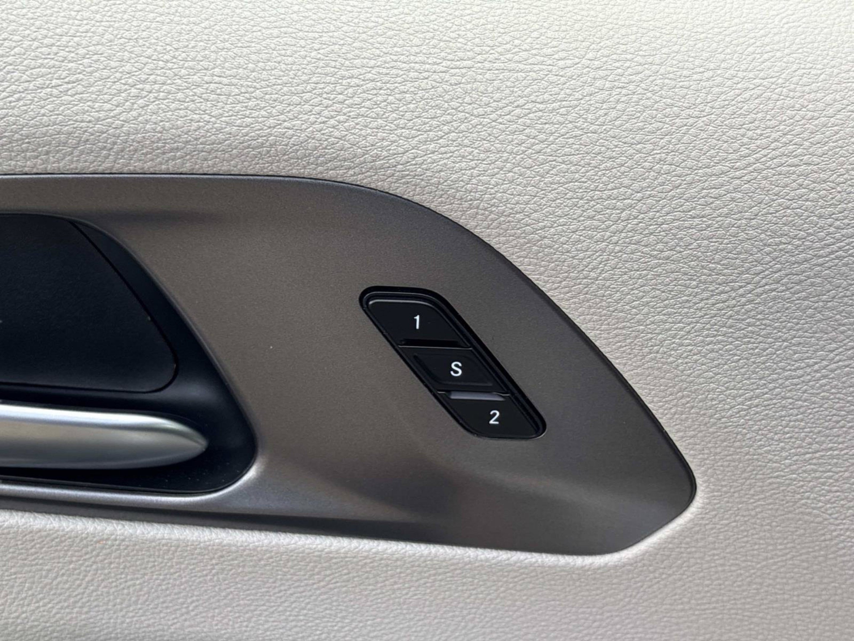 Used 2024 Chrysler Pacifica Touring-L FWD image 21