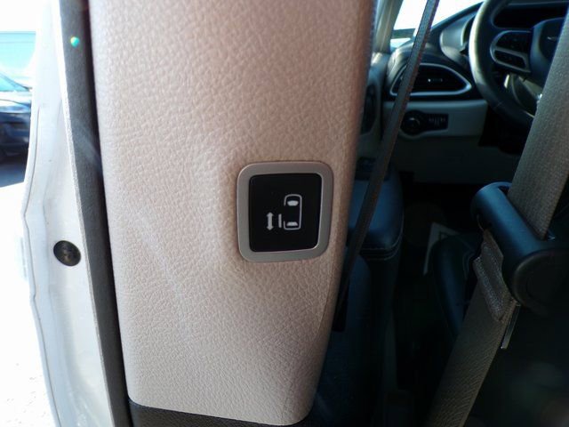 Used 2024 Chrysler Pacifica Touring-L image 11