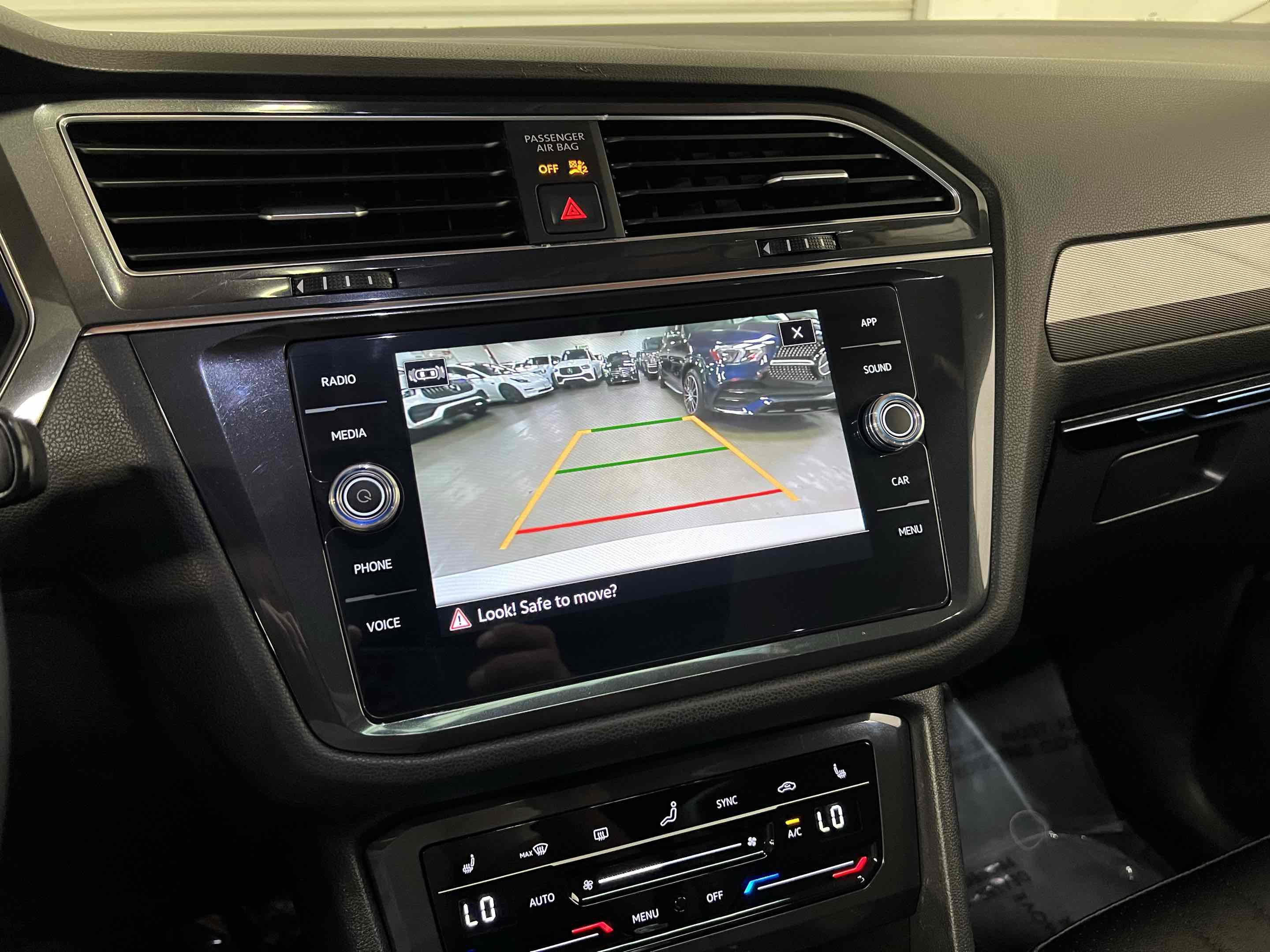 Used 2023 Volkswagen Tiguan SE w/ Panoramic Sunroof Package image 9