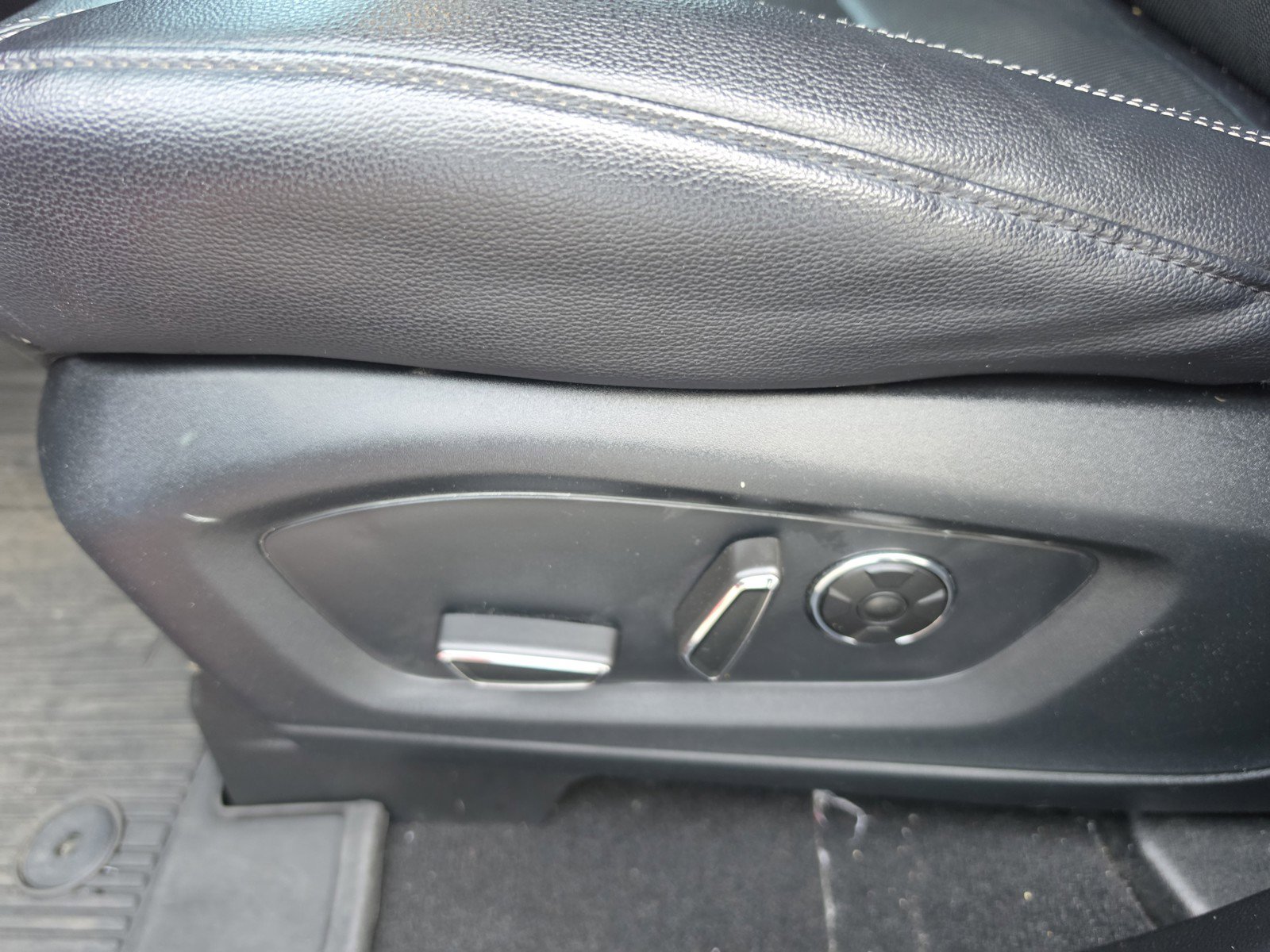 Used 2020 Ford Explorer ST w/ Premium Technology Package image 9