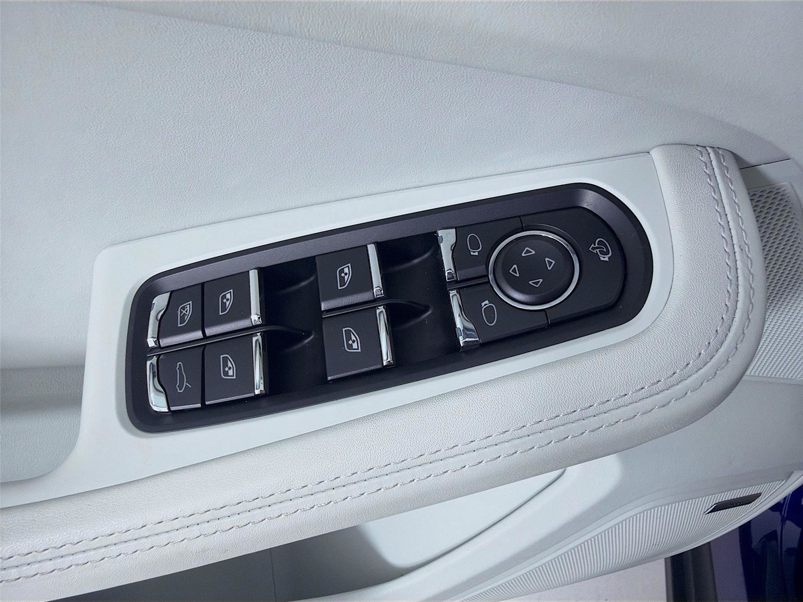 Certified 2026 Porsche Macan Turbo AWD/4WD image 8